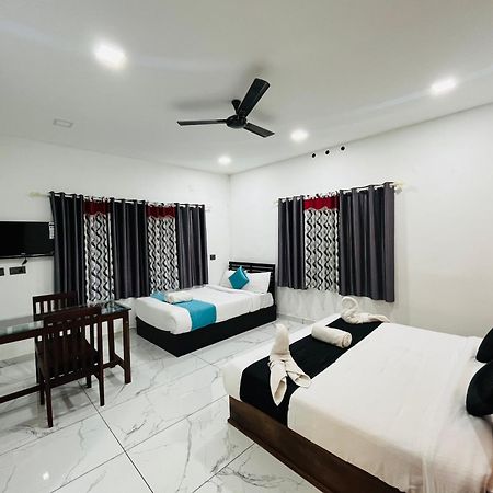 The Mountcourt Hotel Munnar Esterno foto